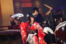 和楽器バンド「大新年会2016 日本武道館 -暁ノ宴-」の様子。（写真提供：エイベックス・ミュージック・クリエイティヴ）