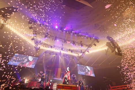 和楽器バンド「大新年会2016 日本武道館 -暁ノ宴-」の様子。（写真提供：エイベックス・ミュージック・クリエイティヴ）