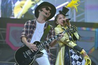 mihimaru GT・miyake（左）とももクロ・玉井詩織（右）。