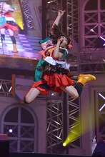 大きくジャンプする星名美怜（私立恵比寿中学）。