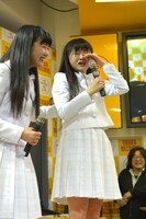 涙が止まらない新井乃亜（右）の背中をさする比嘉奈菜子（左）。