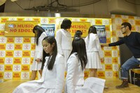 新曲「Funny Bunny」を歌うべくスタンバイしていると突然スタッフから手紙を渡されるアイドルネッサンス。