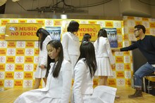 新曲「Funny Bunny」を歌うべくスタンバイしていると突然スタッフから手紙を渡されるアイドルネッサンス。