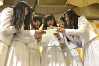 シングル「Funny Bunny」発売記念イベントの様子。1stアルバムの発売決定を知らされ驚愕するアイドルネッサンス。