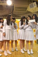 漢字を読み間違えて百岡古宵（左から2番目）の影に隠れる比嘉奈菜子（左端）。