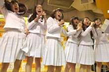 「フルアルバム発売決定」の知らせに驚くアイドルネッサンス。