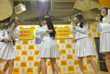 念願のアルバム発売決定に抱き合って喜ぶアイドルネッサンス。