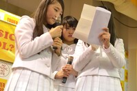 涙目で手紙を見つめる新井乃亜（中央）。