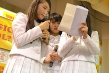 涙目で手紙を見つめる新井乃亜（中央）。