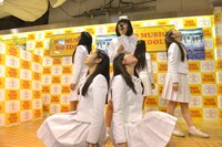 手紙を読み上げたあと、改めて陣形を組み「Funny Bunny」を歌ったアイドルネッサンス。