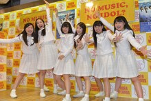 フルアルバム発売の喜びを全身で表現するアイドルネッサンス。