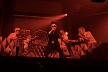 浜野謙太（在日ファンク）がゲスト参加した「Vibeman feat. 在日ファンク」の様子。（写真提供：ワーナーミュージック・ジャパン）