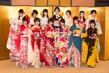 AKB48の新成人。前列左から内山奈月、中西智代梨、入山杏奈、木崎ゆりあ、前田亜美、竹内美宥。後列左から名取稚菜、篠崎彩奈、佐々木優佳里、阿部マリア、伊豆田莉奈、浜松里緒菜、山本亜依。