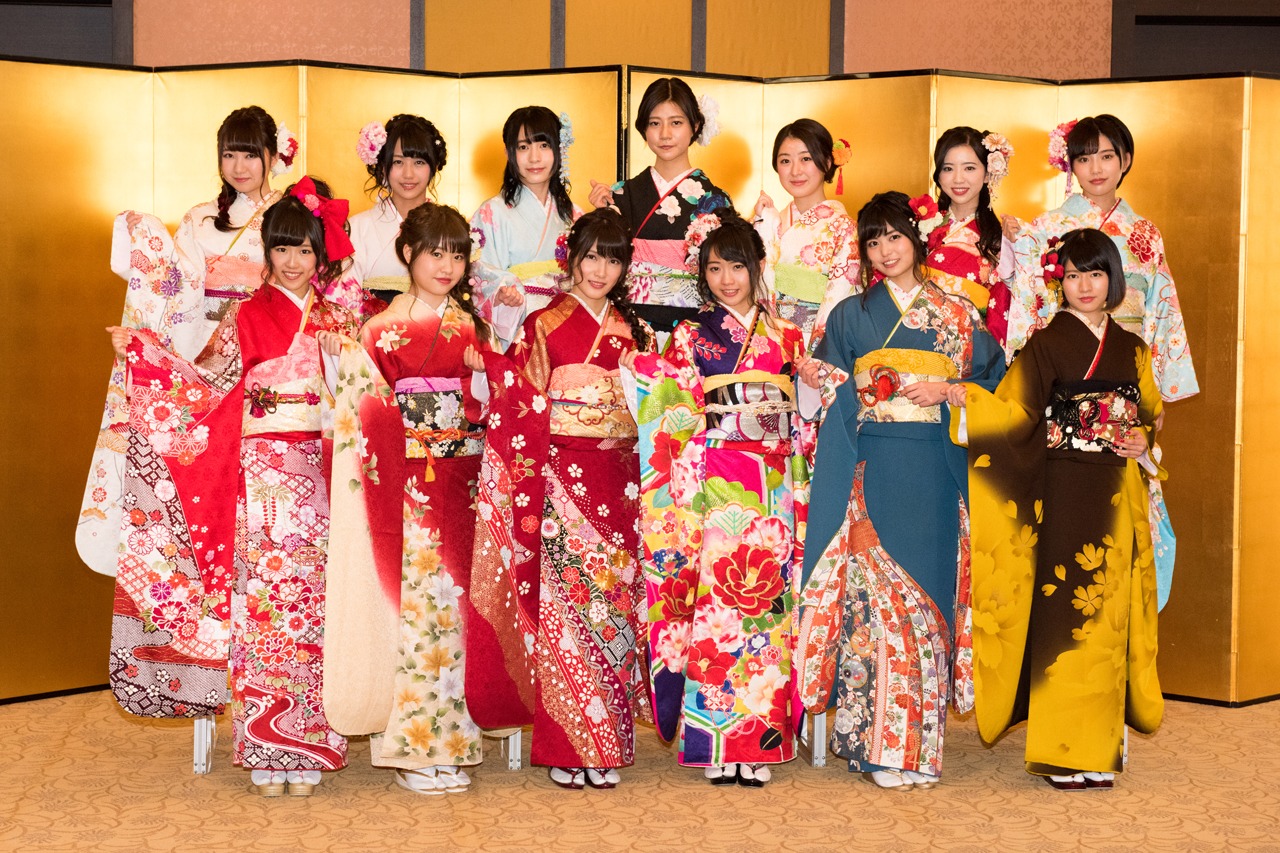 AKB48の新成人。前列左から内山奈月、中西智代梨、入山杏奈、木崎ゆりあ、前田亜美、竹内美宥。後列左から名取稚菜、篠崎彩奈、佐々木優佳里、阿部マリア、伊豆田莉奈、浜松里緒菜、山本亜依。