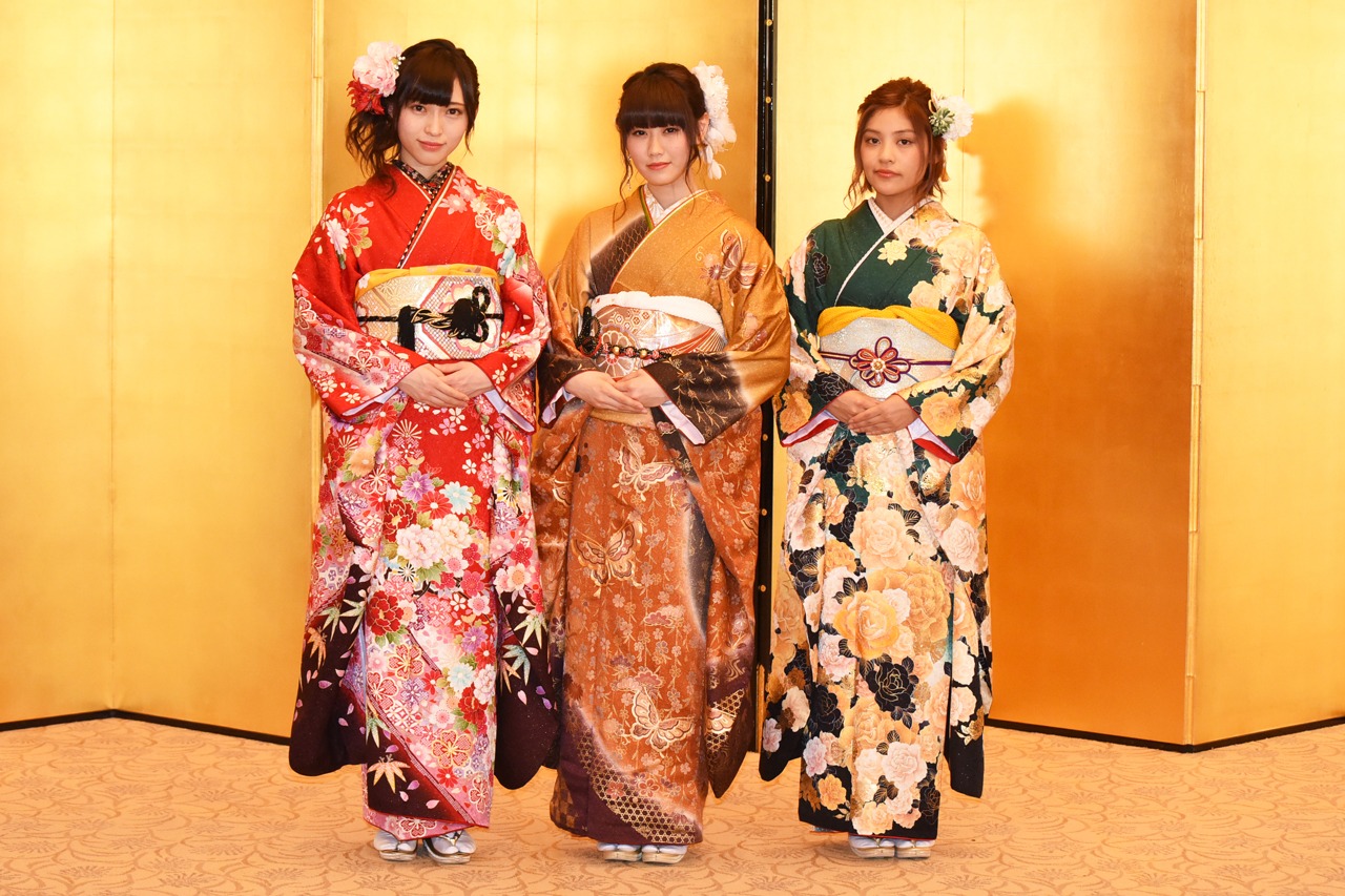 NGT48の新成人。左から山口真帆、西潟茉莉奈、大滝友梨亜。