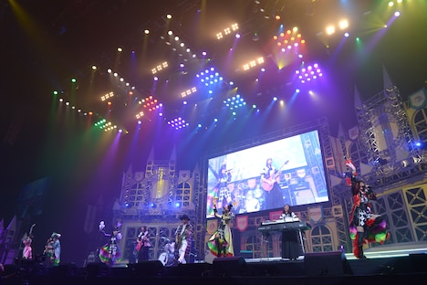 Le Lien、ももいろクローバーZ、miyake（mihimaru GT）の共演シーン。