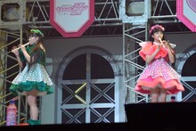 縦笛を演奏するたこやきレインボーの根岸可蓮（左）と彩木咲良（右）