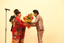 花束を受け取る大友康平（右）。