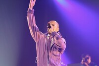 SU（写真提供：ワーナーミュージック・ジャパン）