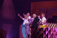 浜野謙太（在日ファンク）がゲスト参加した「Vibeman feat. 在日ファンク」の様子。（写真提供：ワーナーミュージック・ジャパン）