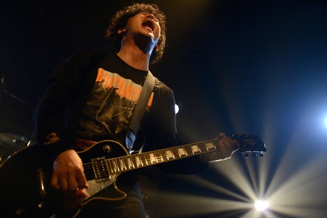 笠原健太郎（Vo, G）（撮影：半田安政[showcase]）