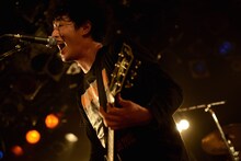 笠原健太郎（Vo, G）（撮影：半田安政[showcase]）