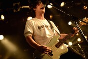 井村知治（Vo, B）（撮影：半田安政[showcase]）