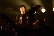 笠原健太郎（Vo, G）（撮影：半田安政[showcase]）