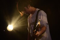 井村知治（Vo, B）（撮影：半田安政[showcase]）