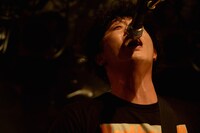 笠原健太郎（Vo, G）（撮影：半田安政[showcase]）