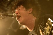 笠原健太郎（Vo, G）（撮影：半田安政[showcase]）