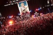 LAST ALLIANCEのMATSUMURA(Vo, B)を迎えて「YOUR SONG」を演奏するSECRET 7 LINE。(Photo by watanabe’kool'syo)