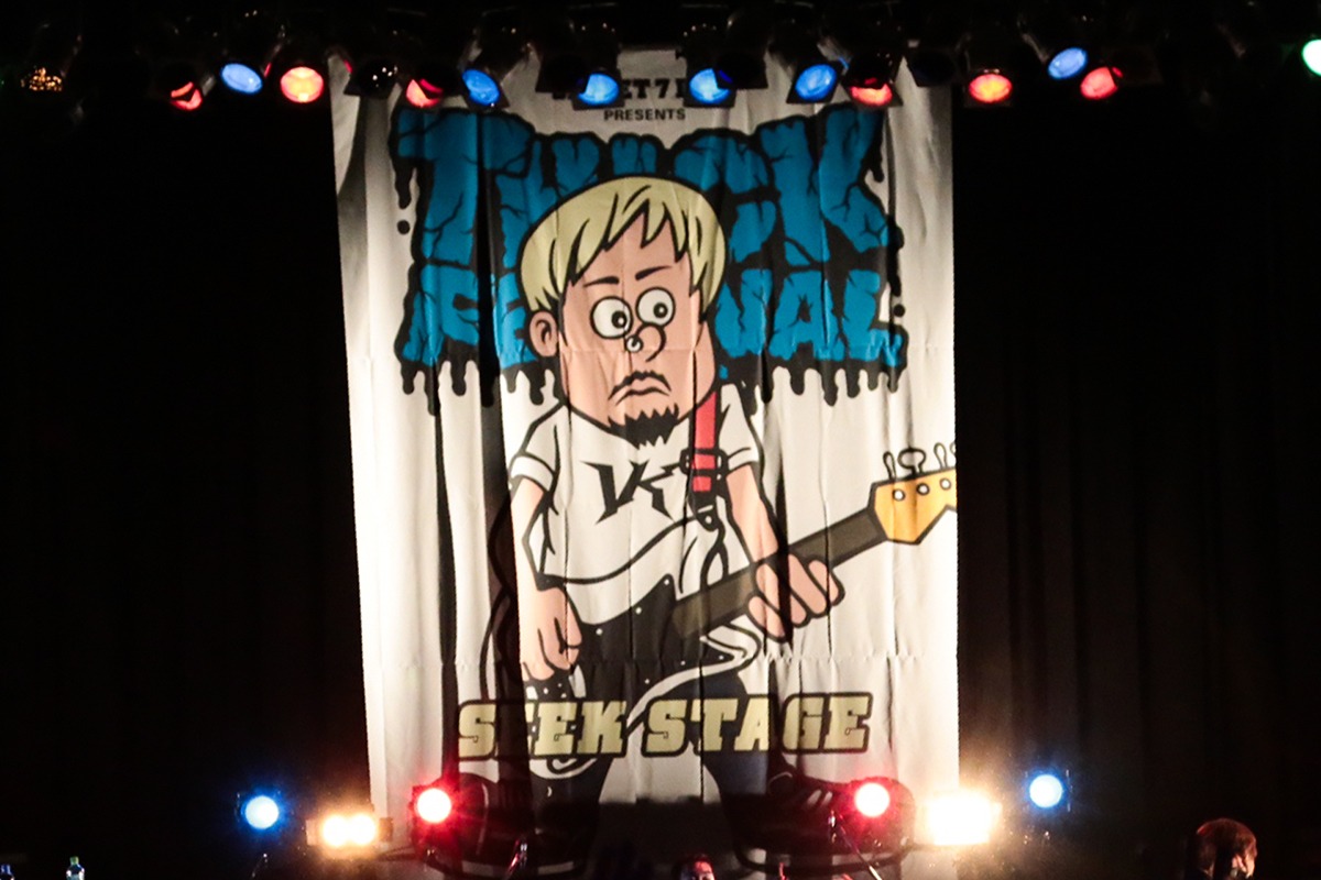 SEEK STAGE後方に掲げられたSHINJI（B, Vo）のイラスト。（Photo by watanabe’kool'syo）