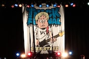SEEK STAGE後方に掲げられたSHINJI(B, Vo)のイラスト。(Photo by watanabe’kool'syo)