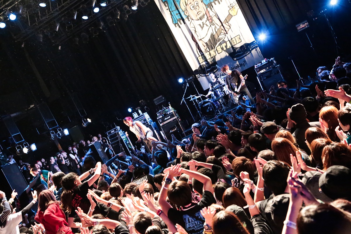 GOOD4NOTHINGのMAKKIN（B）とU-tan（Vo, G）を迎えて「DOWN TO HELL」を演奏するSECRET 7 LINE。（Photo by watanabe’kool'syo）