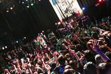 GOOD4NOTHINGのMAKKIN（B）とU-tan（Vo, G）を迎えて「DOWN TO HELL」を演奏するSECRET 7 LINE。（Photo by watanabe’kool'syo）