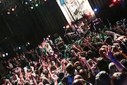 GOOD4NOTHINGのMAKKIN(B)とU-tan(Vo, G)を迎えて「DOWN TO HELL」を演奏するSECRET 7 LINE。(Photo by watanabe’kool'syo)