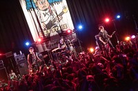 HOTSQUALLのアカマトシノリ（Vo, B）を迎えて「DO IT AGAIN」を演奏するSECRET 7 LINE。（Photo by watanabe’kool'syo）