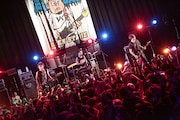HOTSQUALLのアカマトシノリ(Vo, B)を迎えて「DO IT AGAIN」を演奏するSECRET 7 LINE。(Photo by watanabe’kool'syo)