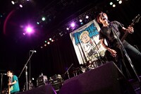 DRADNATSのヤマケン（B, Cho）を迎えて「THE LAST NIGHT」を演奏するSECRET 7 LINE。（Photo by watanabe’kool'syo）