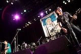 DRADNATSのヤマケン(B, Cho)を迎えて「THE LAST NIGHT」を演奏するSECRET 7 LINE。(Photo by watanabe’kool'syo)