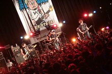 BUZZ THE BEARSの越智健太（G, Vo）と池田大介（B, Cho）を迎えて「GOOD BYE DEAR DAYS」を演奏するSECRET 7 LINE。（Photo by watanabe’kool'syo）