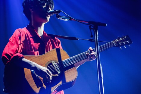 光村龍哉（Vo, G）（撮影：上飯坂一）