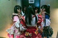 ライブ前の円陣の様子。（撮影：藤巻祐介）