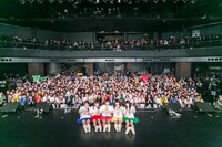 エンディングでの記念撮影の様子。（撮影：藤巻祐介）