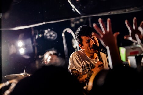 Keisaku “Sit” Matsu-ura（Vo, B / COUNTRY YARD）（Photo by Takashi "TAKA" Konuma）