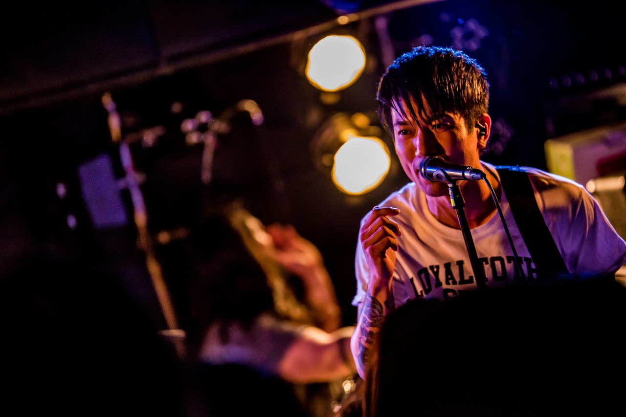 Keisaku “Sit” Matsu-ura（Vo, B / COUNTRY YARD）（Photo by Takashi "TAKA" Konuma）