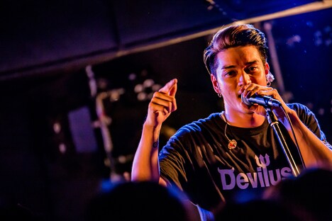 KOJI（Vo, B / SWANKY DANK）（Photo by Takashi "TAKA" Konuma）