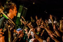 KOJI（Vo, B / SWANKY DANK）（Photo by Takashi "TAKA" Konuma）