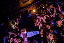 KOJI（Vo, B / SWANKY DANK）（Photo by Takashi "TAKA" Konuma）